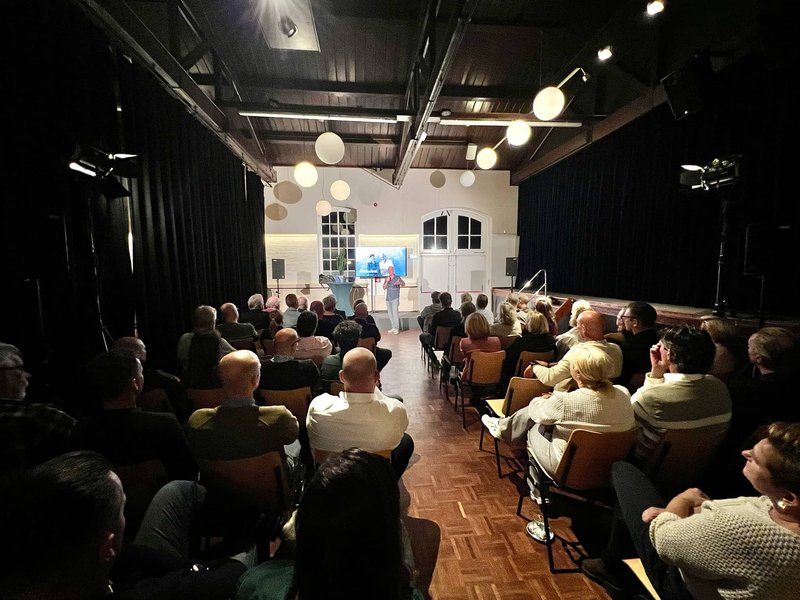 Bedrijfspresentatie voor publiek in de zaal