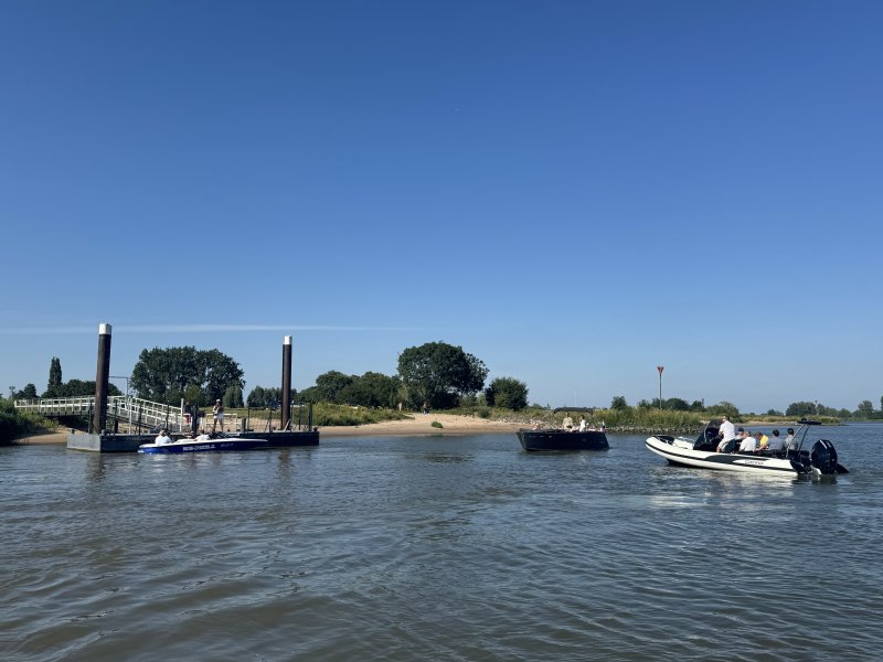 Boottocht over de rivier tijdens een zomers uitje