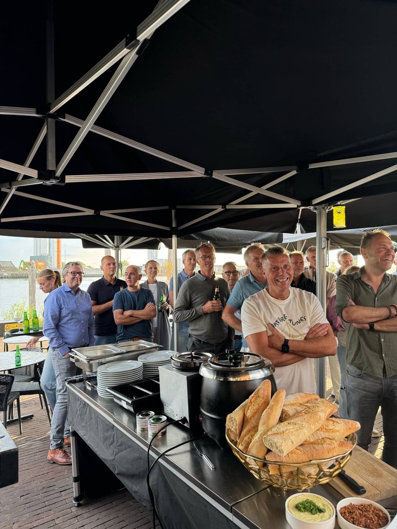Catering met buffet tijdens een netwerkborrel aan de haven
