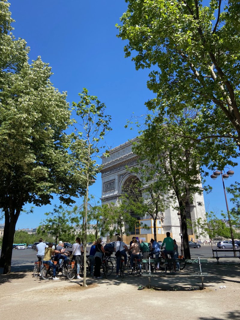 Fietstour langs de Arc de Triomphe in Parijs