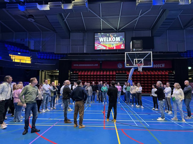Rondleiding basketbalhal Heroes Den Bosch tijdens een teamuitje