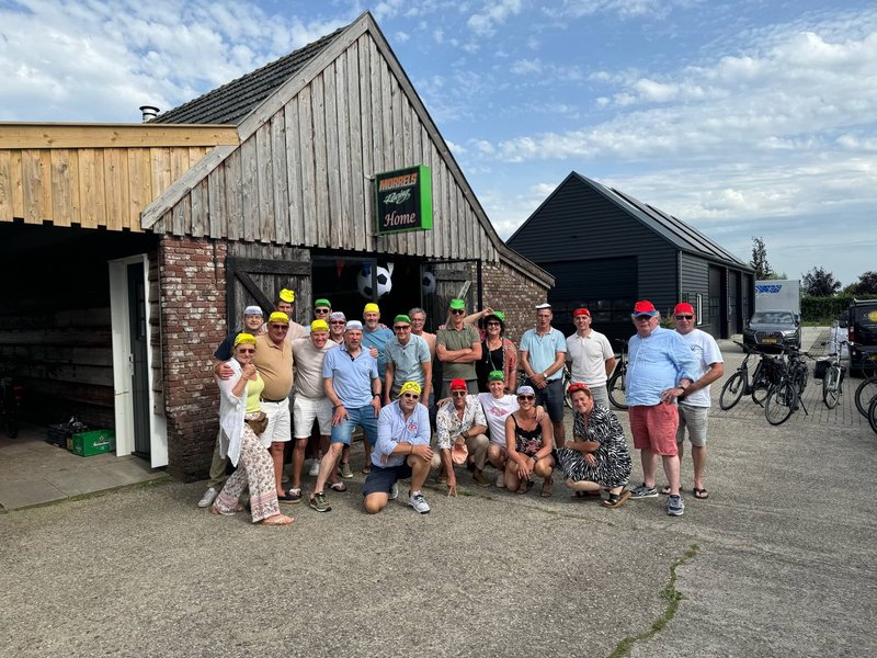 Groepsfoto van een teamuitje op een zomerse dag